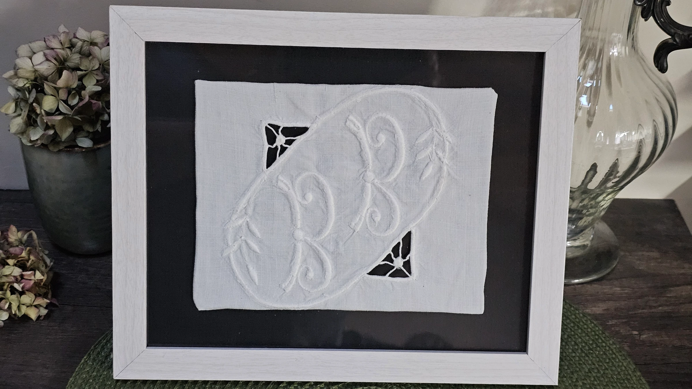 Frame with antique monogrammed linen – photo 4